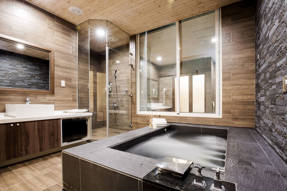 Deluxe Suite (Check-in available after 8PM for Sat. & Public Holidays) | Jetted tub