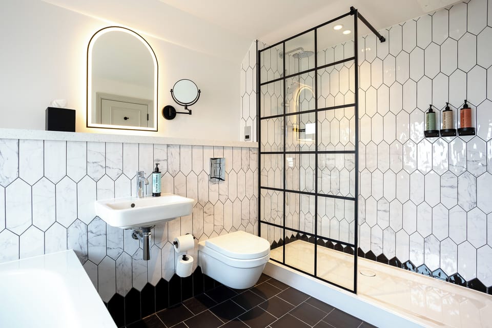 Newly Refurbished Suite | Bathroom | Free toiletries, hair dryer, towels