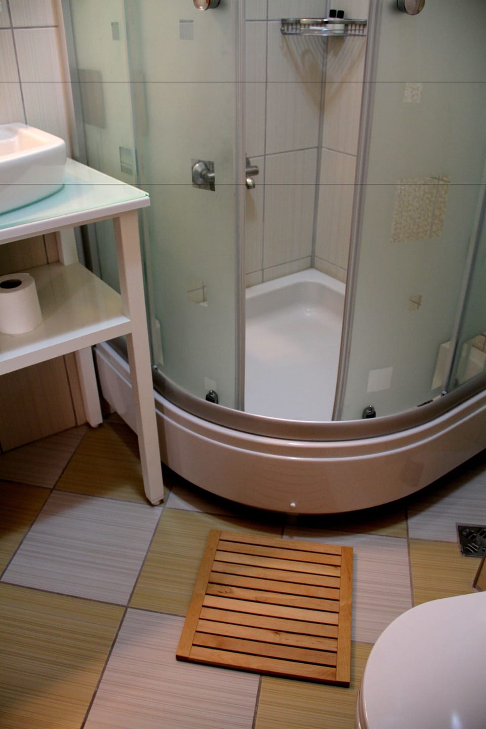 Standard Triple Room, Valley View | Bathroom | Shower, rainfall showerhead, free toiletries, hair dryer