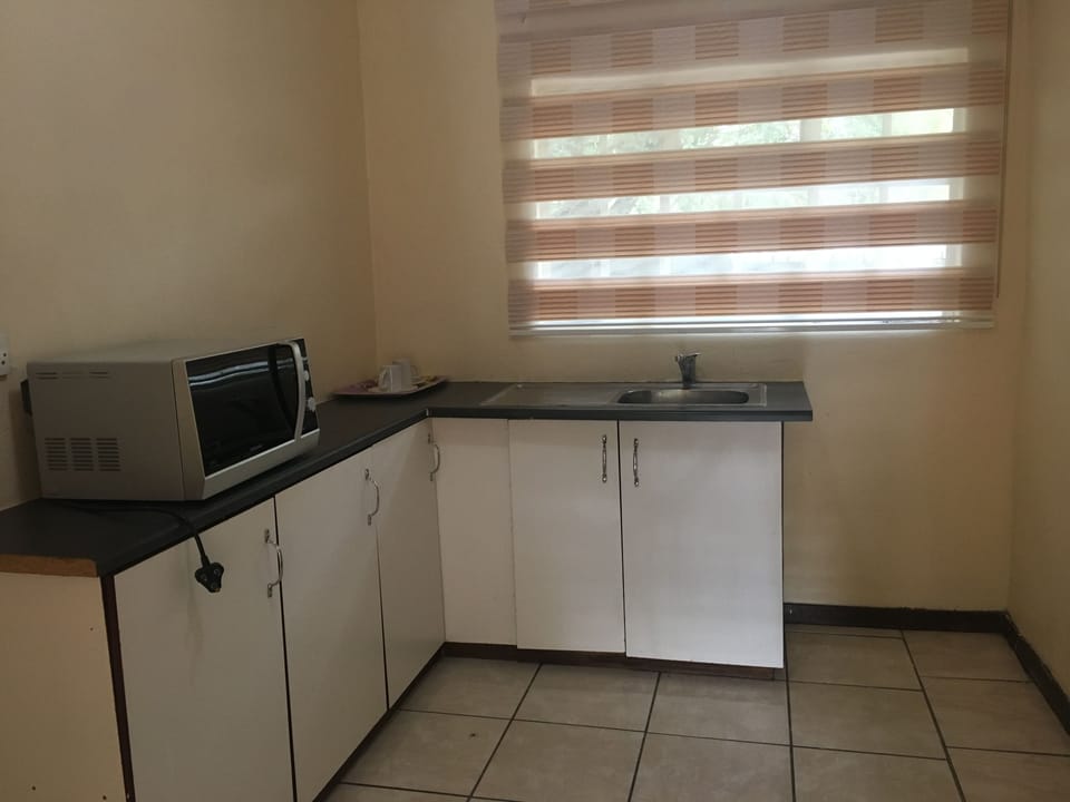 Family Room | Desk, WiFi (free)