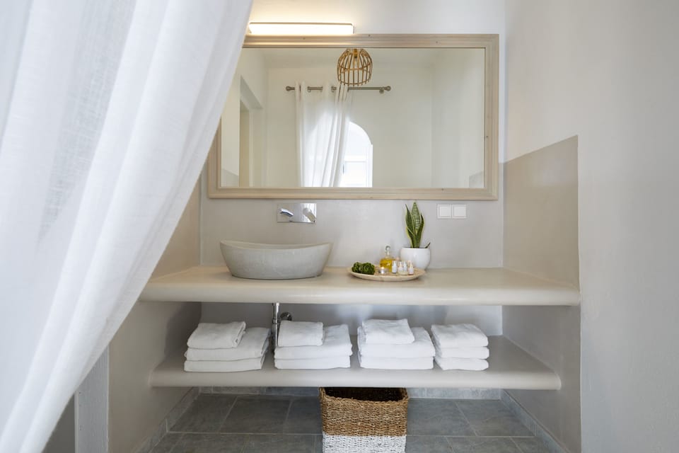 Classic Room, Caldera & Sea View | Bathroom amenities | Shower, free toiletries, hair dryer, towels