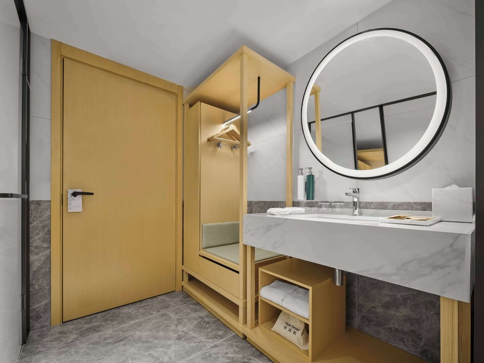 Deluxe Room, 2 Twin Beds (High Floor) | Bathroom