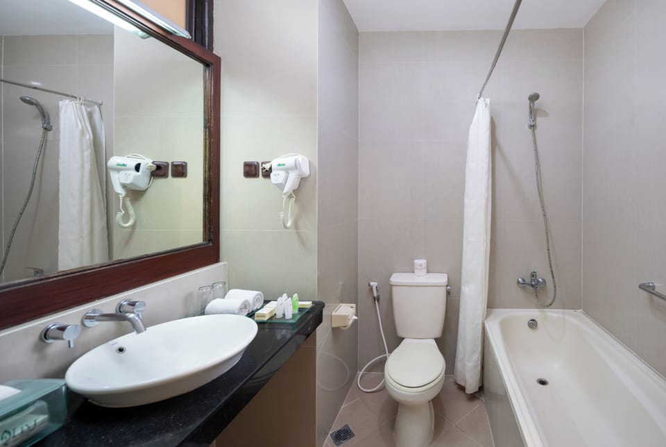 Combined shower/tub, deep soaking tub, rainfall showerhead