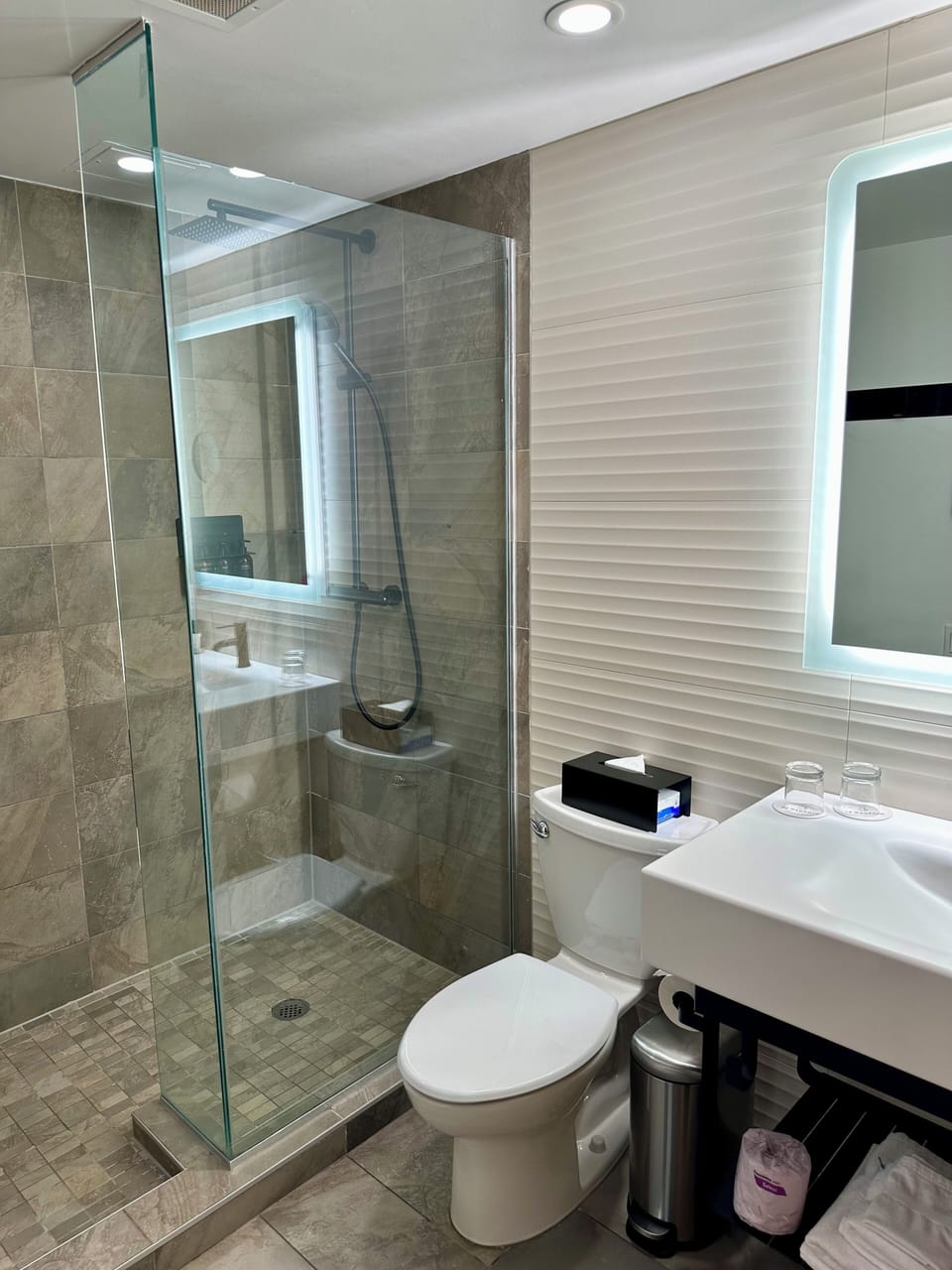 Standard Room, 1 King Bed | Bathroom | Shower, free toiletries, hair dryer, towels