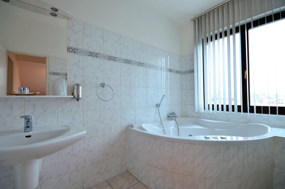 Shower, free toiletries, towels