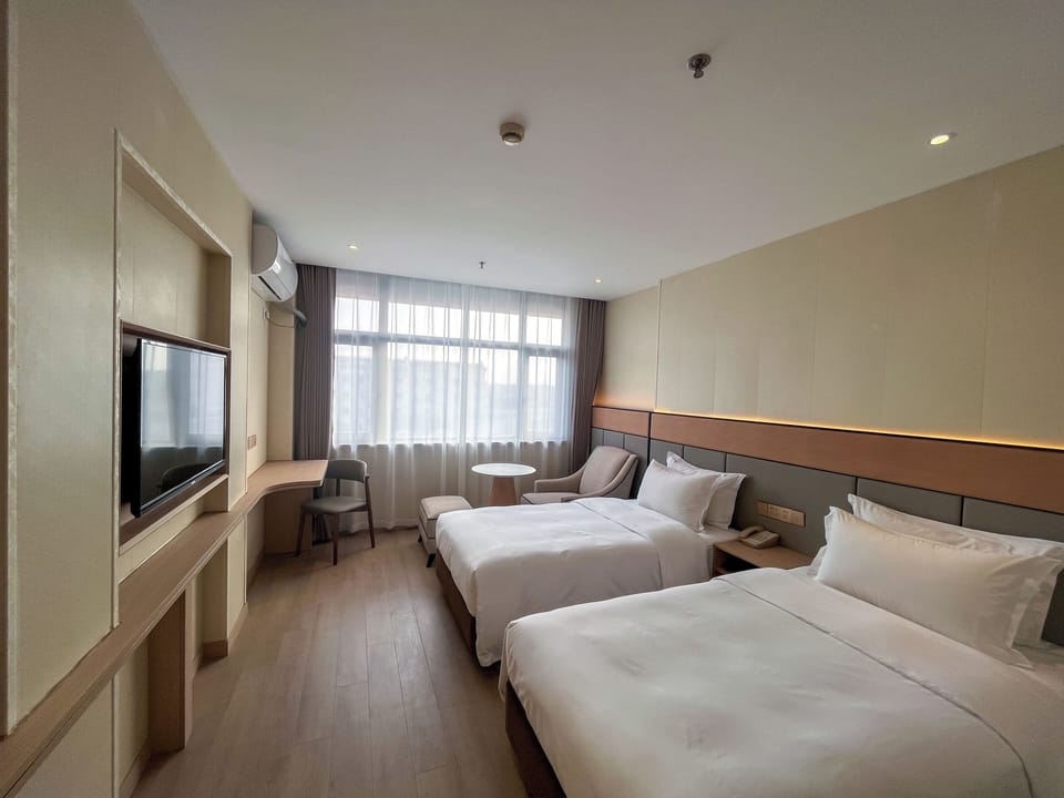 Deluxe Twin Room | Desk, blackout drapes, free cribs/infant beds, free WiFi