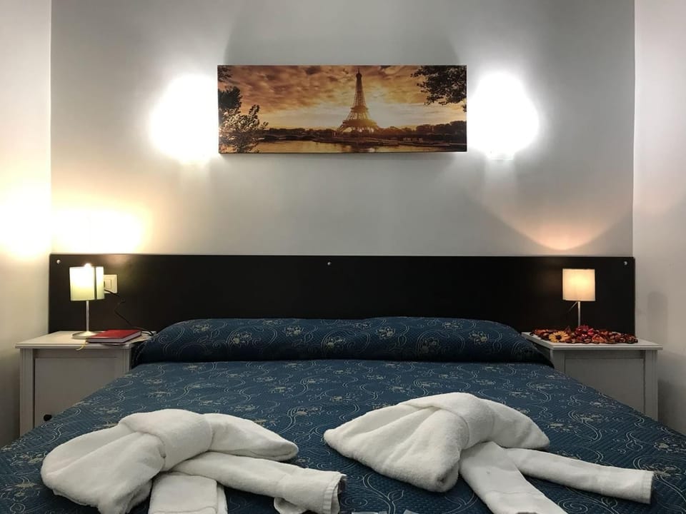 Economy Double or Twin Room, Shared Bathroom | Frette Italian sheets, premium bedding, in-room safe