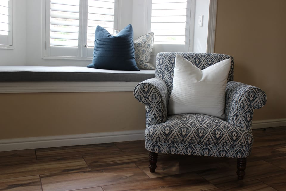 Standard Room, 1 Bedroom (Standard King Upstairs) | Minibar, in-room safe, iron/ironing board, free WiFi