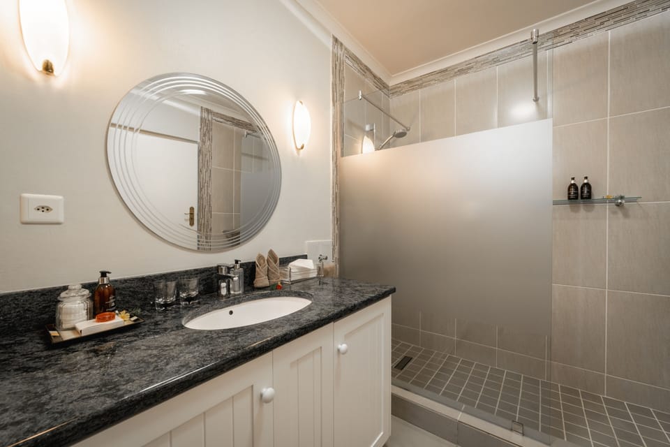 Junior Room | Bathroom | Free toiletries, hair dryer, towels