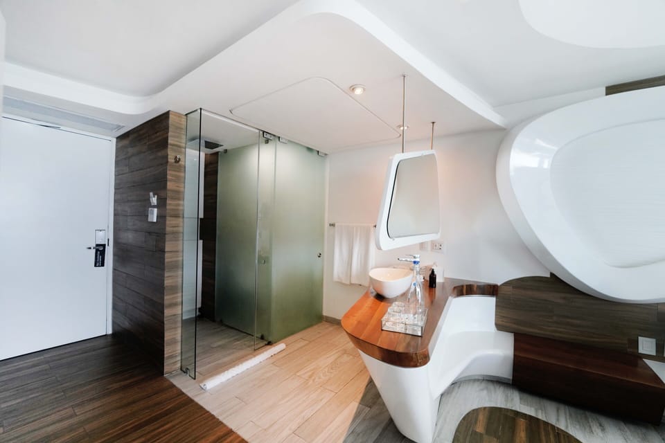 Grand Ocean Suite | Bathroom | Free toiletries, hair dryer, towels, soap