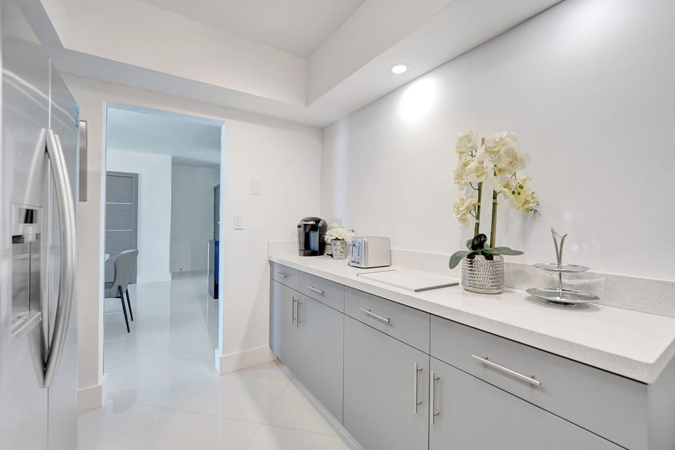 Luxury Room | Private kitchen | Full-size fridge, microwave, oven, dishwasher