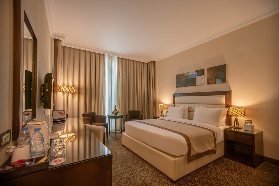 Executive Suite | Minibar, in-room safe, desk, soundproofing