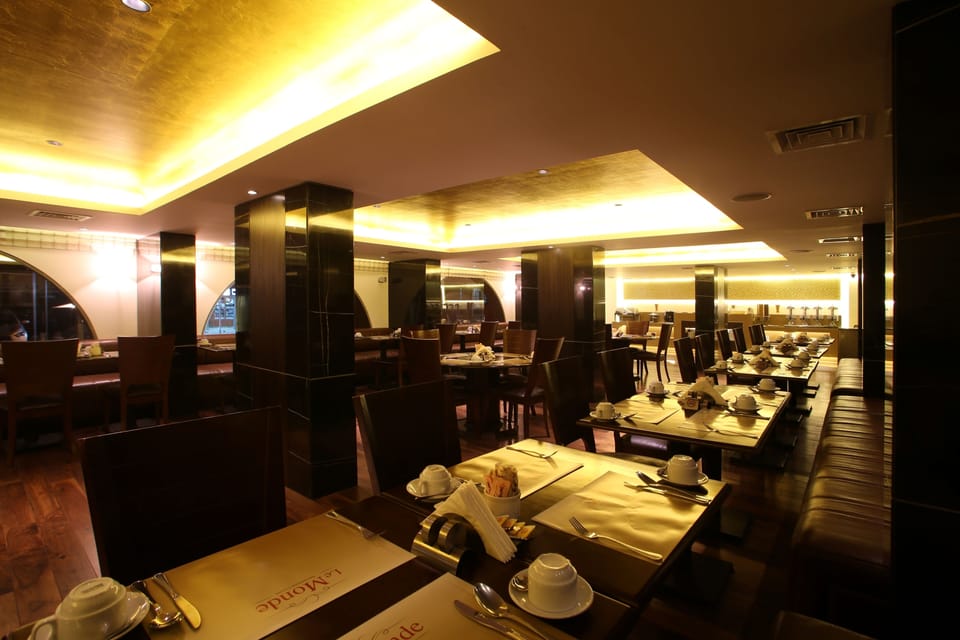 2 restaurants; breakfast, lunch, and dinner served