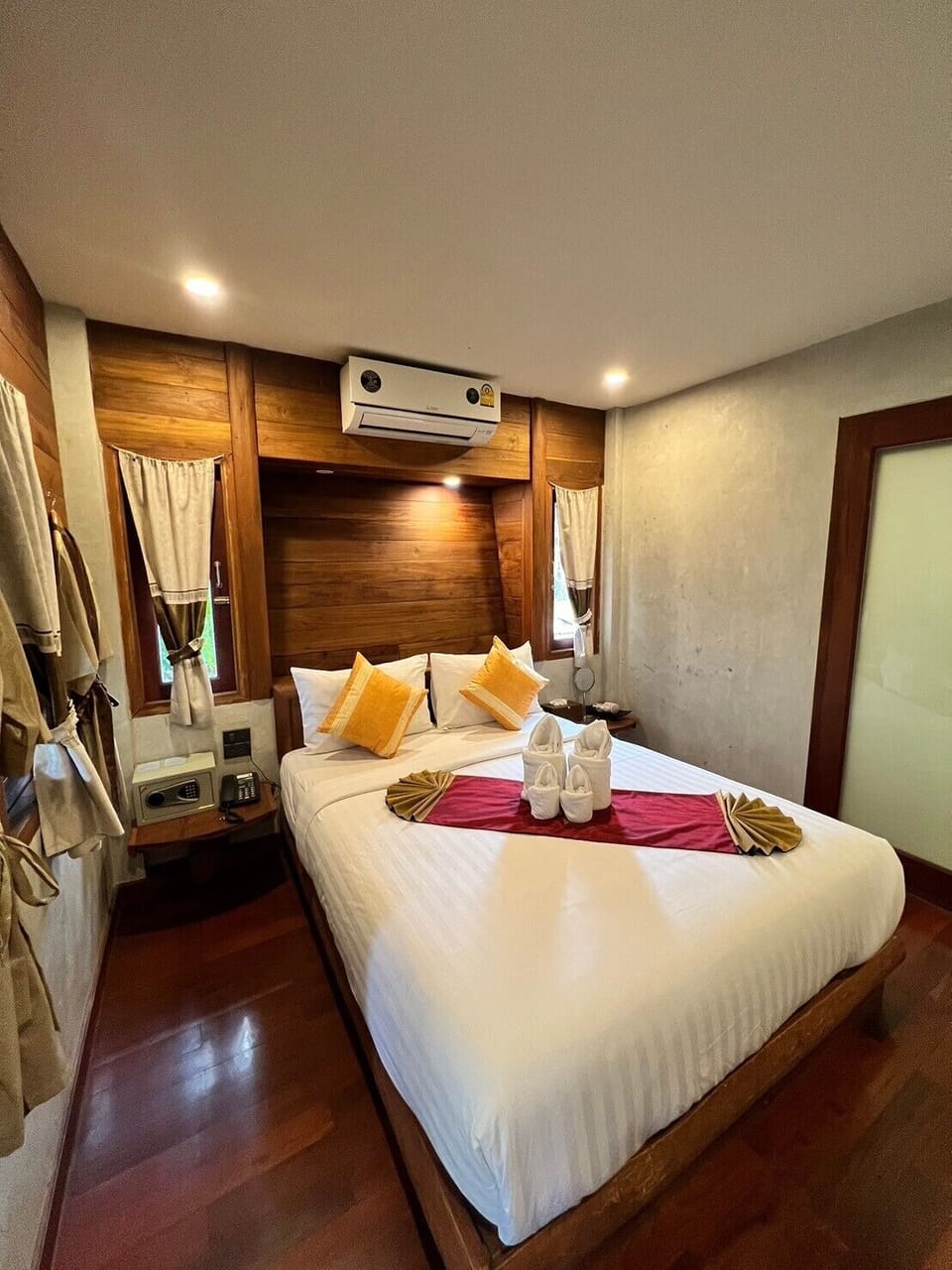 Desk, free WiFi, bed sheets