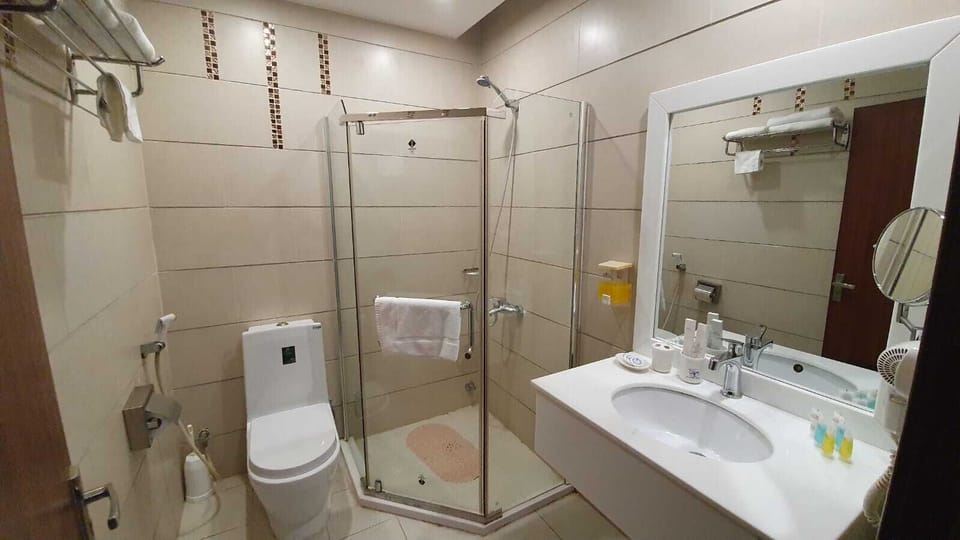 Classic Double or Twin Room | Bathroom | Shower, free toiletries, hair dryer, bathrobes