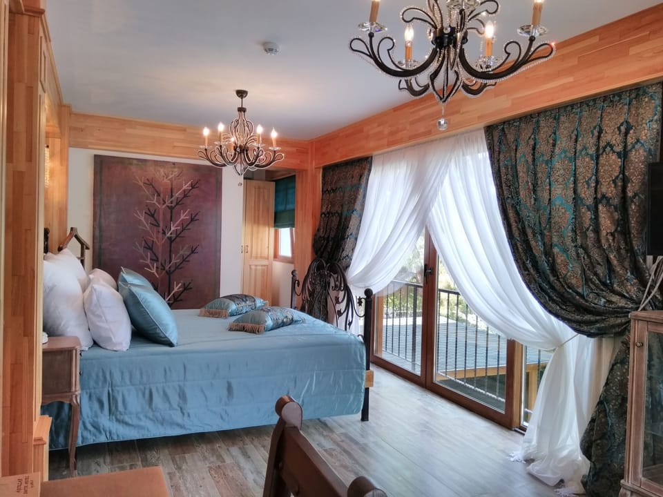 Deluxe Room, Fireplace | Premium bedding, free minibar items, in-room safe, desk