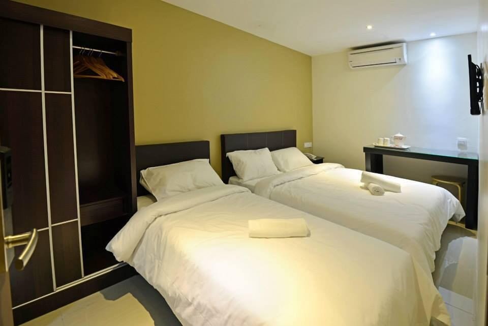 Triple Room | Desk, soundproofing, iron/ironing board (on request), WiFi (free)