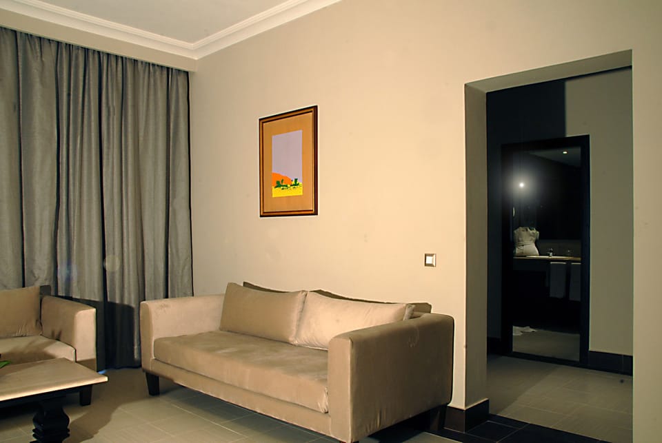 Junior Suite | Living area | 27-inch flat-screen TV with satellite channels, TV