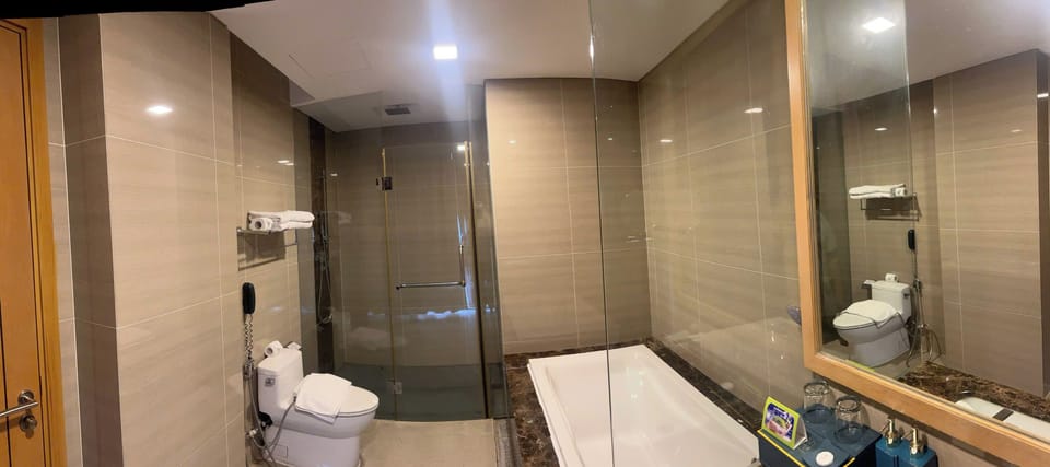Suite Double with Window | Minibar, in-room safe, desk, blackout drapes