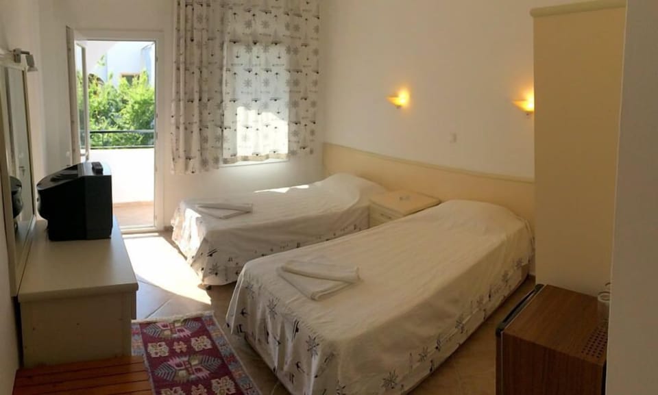 Standard Room | Minibar, desk, free cribs/infant beds