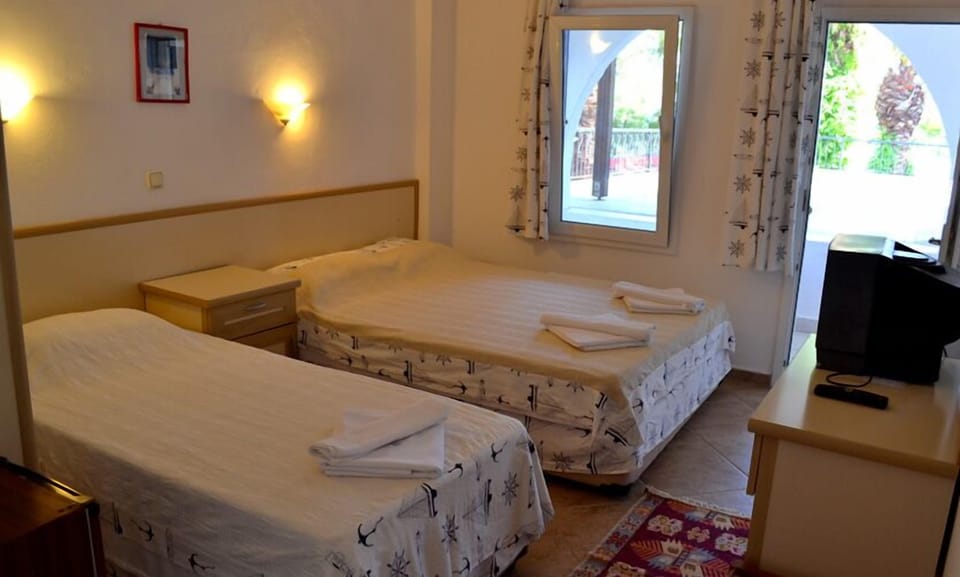 Standard Room | Minibar, desk, free cribs/infant beds