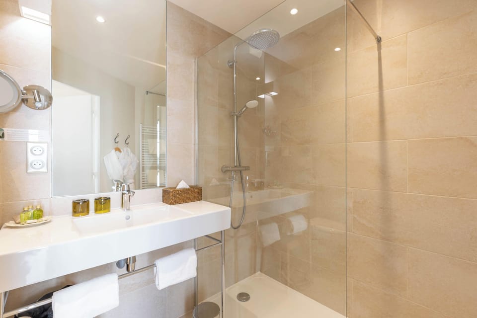 Studio | Bathroom | Free toiletries, hair dryer, bathrobes, slippers