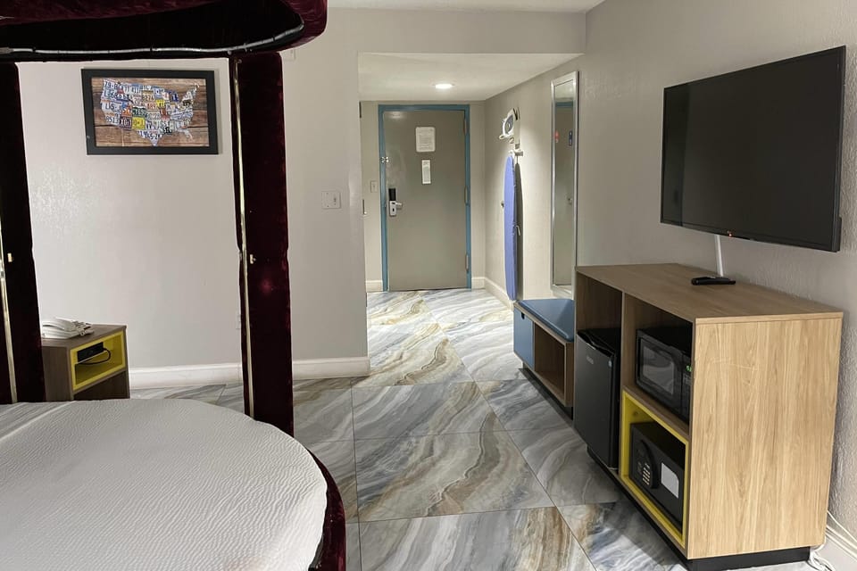 Room, 1 Queen Bed, Accessible, Smoking (Mobility) | Desk, iron/ironing board (on request), rollaway beds (surcharge)