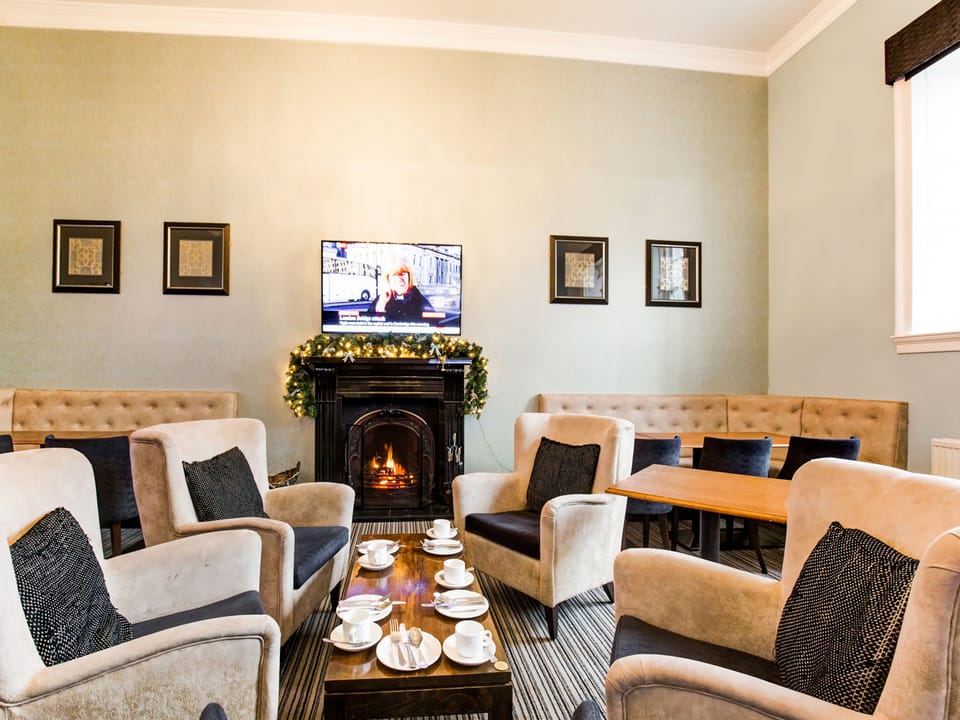 Lunch and dinner served