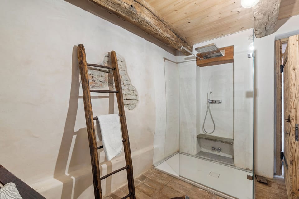 Superior Suite | Bathroom | Shower, free toiletries, bathrobes, towels