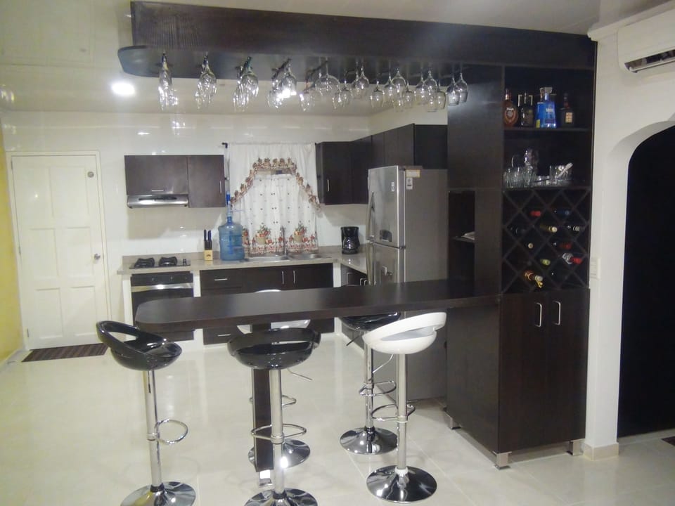 House, 2 Bedrooms | Private kitchen | Fridge, microwave, oven, stovetop