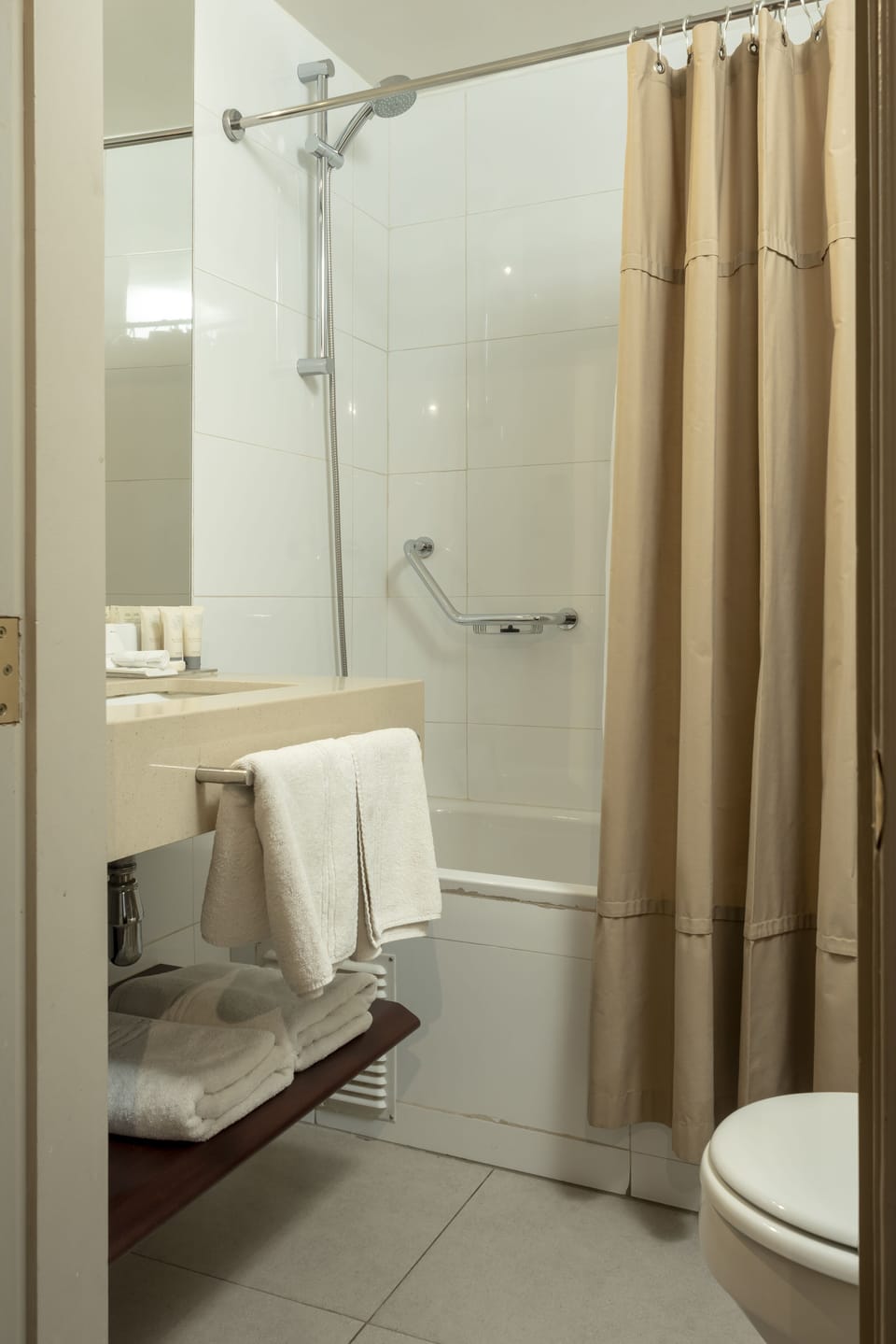 Standard Room | Bathroom | Combined shower/tub, hair dryer, towels, soap