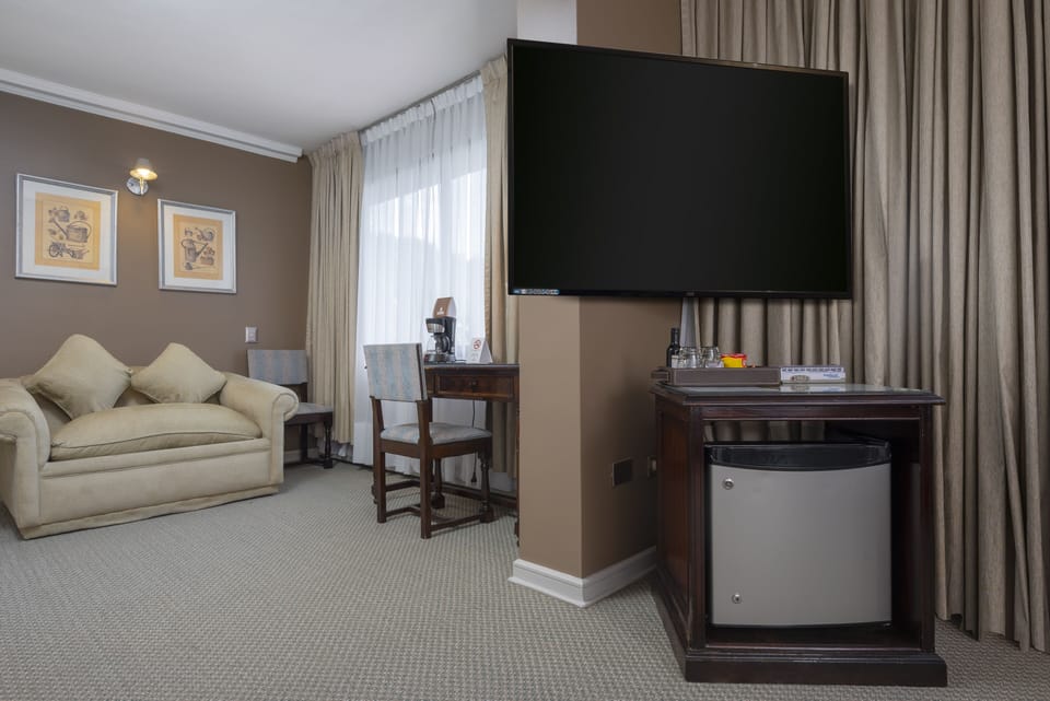 Executive Twin Room | Living area | 40-inch Smart TV with cable channels