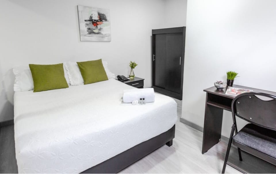 Traditional Single Room | In-room safe, desk, iron/ironing board, free WiFi