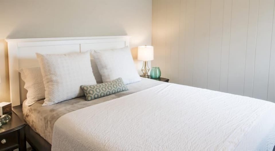 Deluxe Condo, 2 Bedrooms, Kitchen, Ocean View | Desk, iron/ironing board, rollaway beds, free WiFi