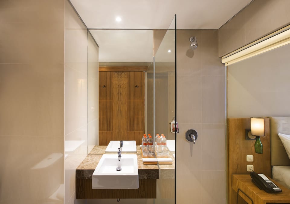 Simple Star | Bathroom | Shower, free toiletries, slippers, towels