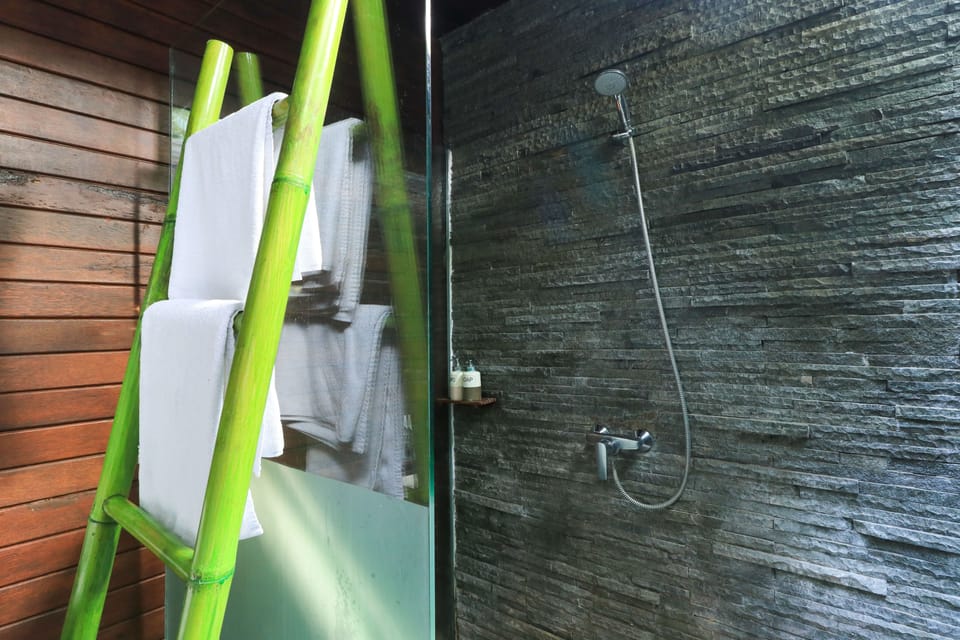 Kayu Bungalow Suite | Bathroom shower