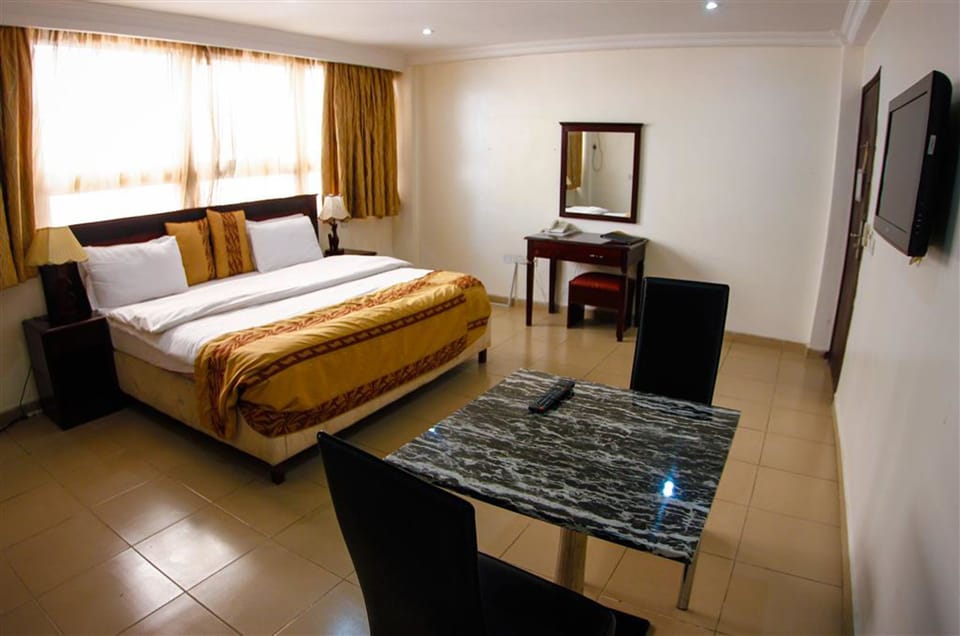 Executive Room | Premium bedding, in-room safe, desk, laptop workspace