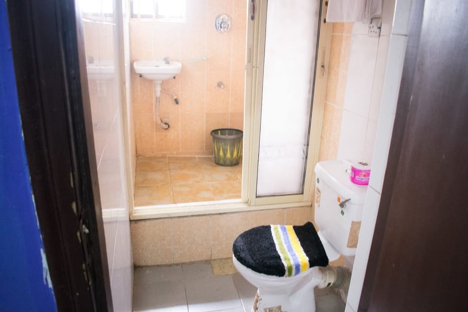 Shower, rainfall showerhead, free toiletries, towels