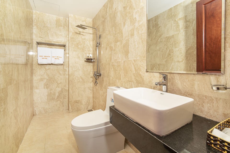Family Quadruple Room | Bathroom | Shower, rainfall showerhead, free toiletries, hair dryer