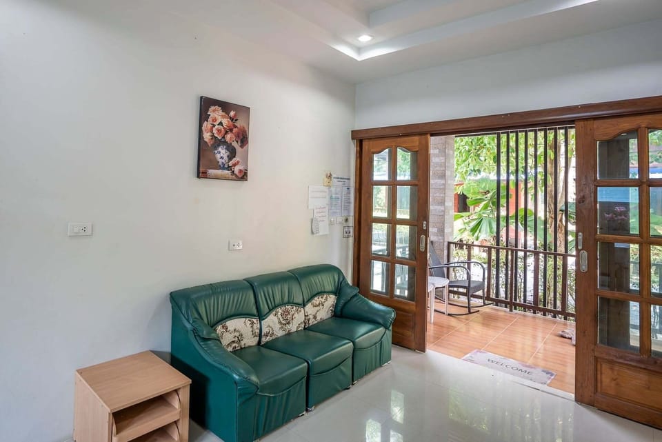 Family Villa | Living area | 36-inch flat-screen TV with cable channels, TV