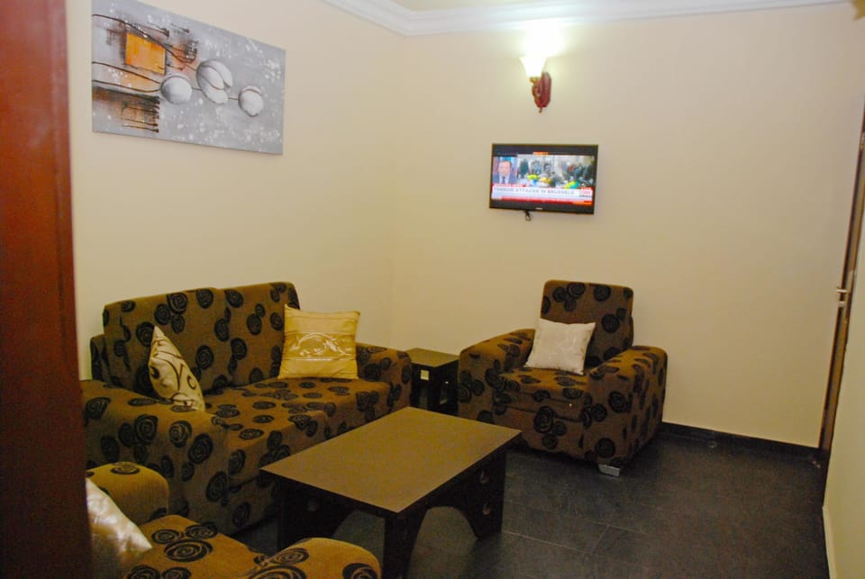 Business Suite (Wing 2) | Living area | Flat-screen TV