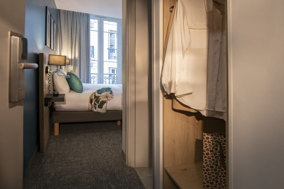 Double Room | Minibar, individually decorated, individually furnished, desk