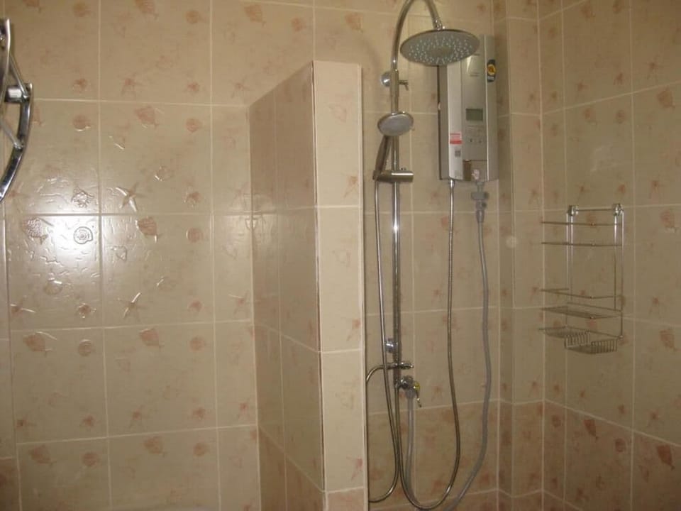 Shower, free toiletries, towels