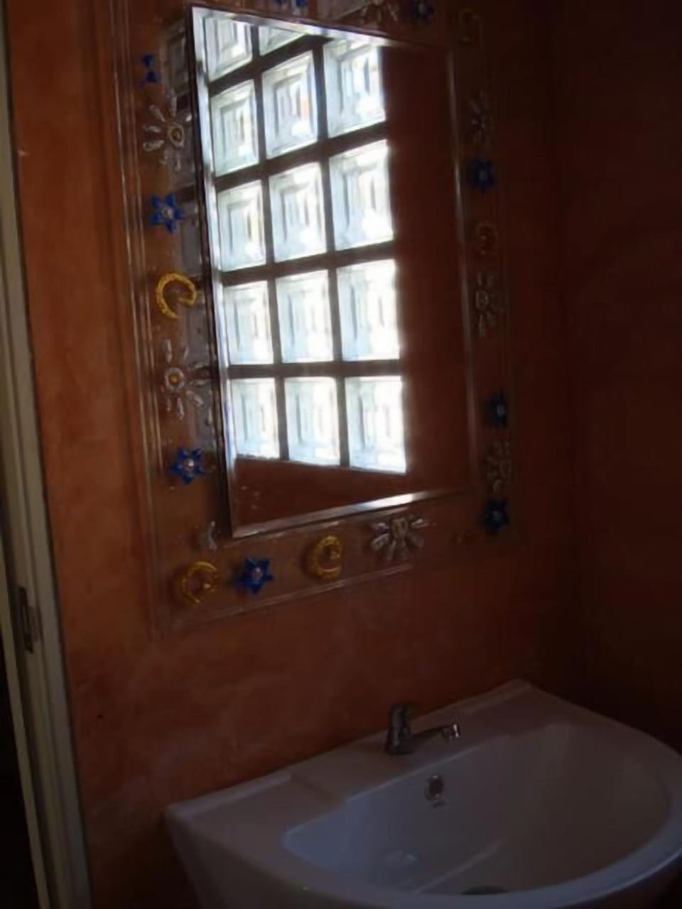 Shower, free toiletries, towels