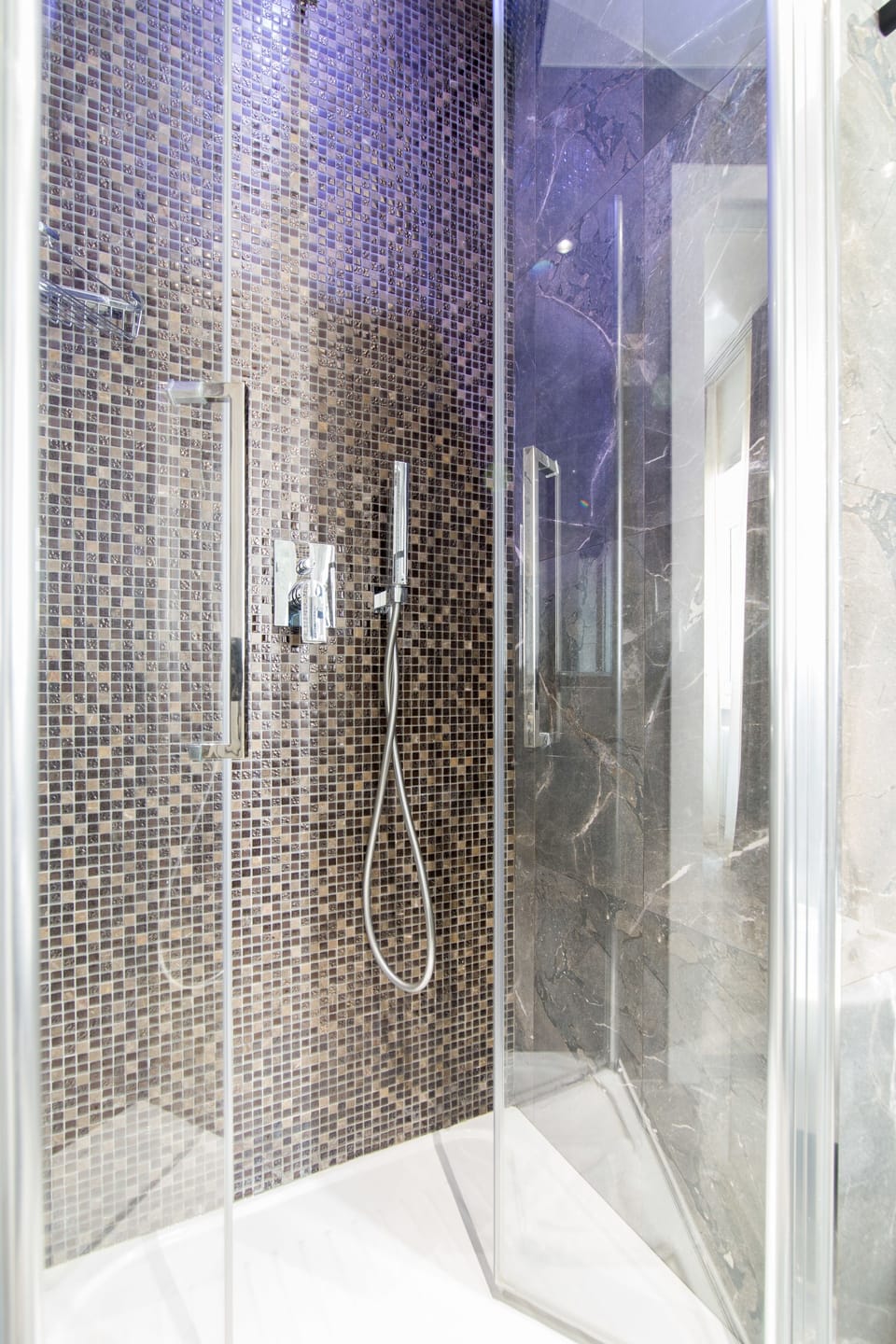 Deluxe Room, Jetted Tub | Bathroom | Shower, free toiletries, hair dryer, slippers