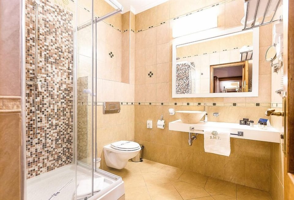 Superior Double Room, 1 Queen Bed | Bathroom | Shower, rainfall showerhead, free toiletries, hair dryer