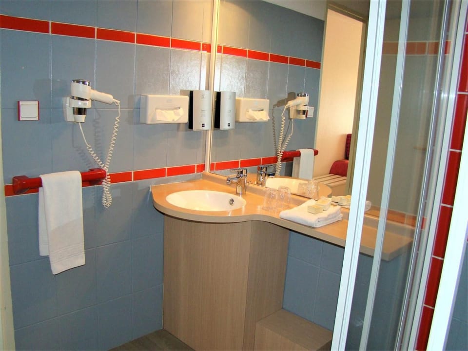 Combined shower/tub, free toiletries, hair dryer, towels