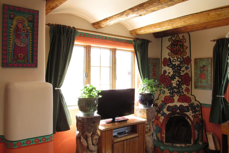 Deluxe Room, 1 Queen Bed, Jetted Tub, Mountain View | Blackout drapes, iron/ironing board, WiFi (free), bed sheets