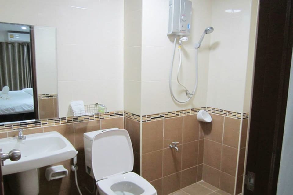 Shower, free toiletries, towels