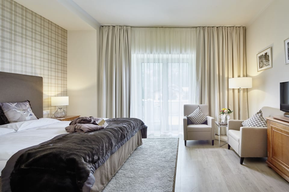 Standard Double Room (S) | Hypo-allergenic bedding, minibar, in-room safe, free WiFi